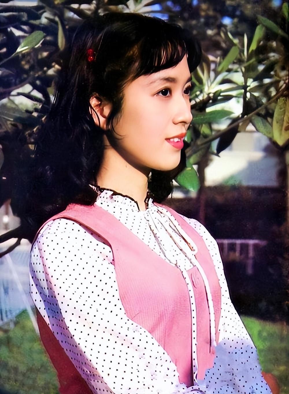 被譽為「80年代第一美人」！資深女星曬全家福「70歲的她」跟女兒一樣貌美　老公帥氣儒雅有氣質