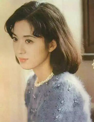 被譽為「80年代第一美人」！資深女星曬全家福「70歲的她」跟女兒一樣貌美　老公帥氣儒雅有氣質
