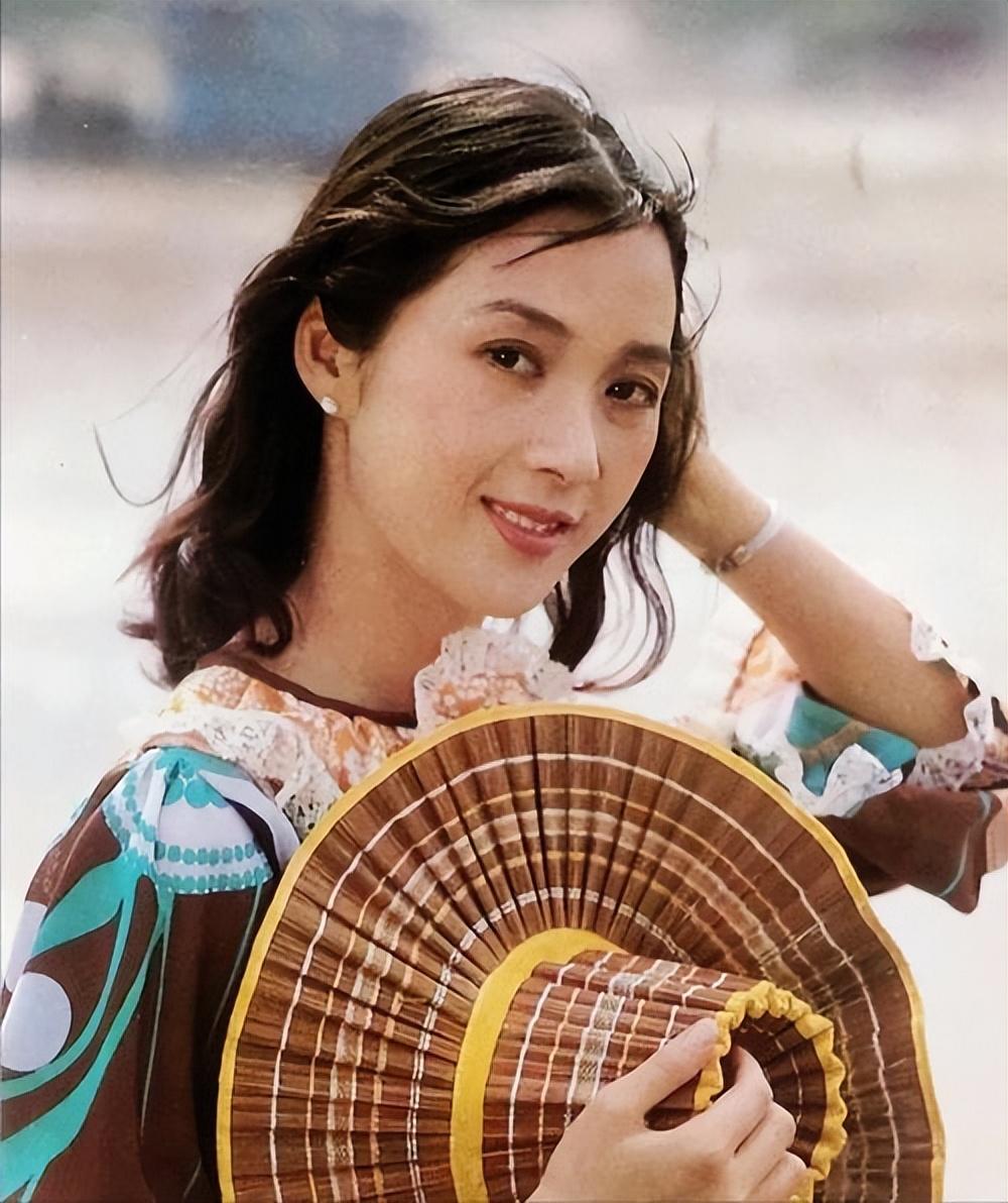 被譽為「80年代第一美人」！資深女星曬全家福「70歲的她」跟女兒一樣貌美　老公帥氣儒雅有氣質