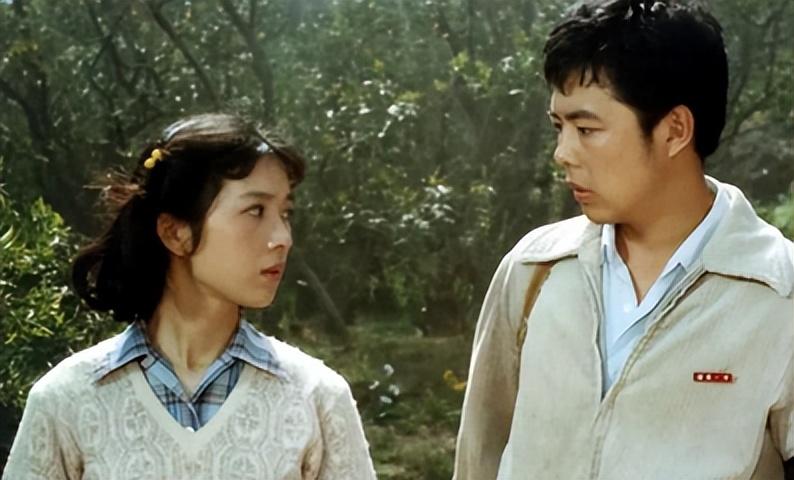被譽為「80年代第一美人」！資深女星曬全家福「70歲的她」跟女兒一樣貌美　老公帥氣儒雅有氣質