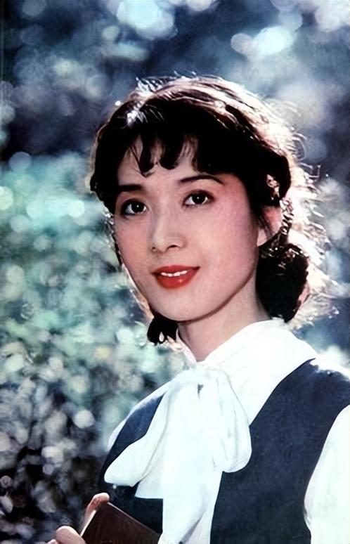 被譽為「80年代第一美人」！資深女星曬全家福「70歲的她」跟女兒一樣貌美　老公帥氣儒雅有氣質