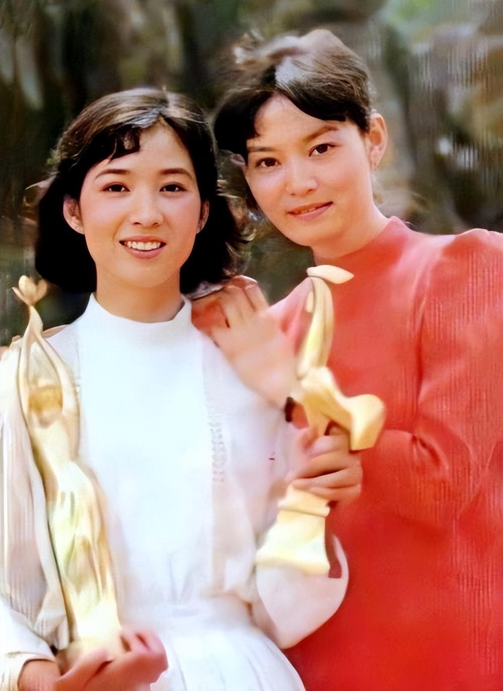 被譽為「80年代第一美人」！資深女星曬全家福「70歲的她」跟女兒一樣貌美　老公帥氣儒雅有氣質