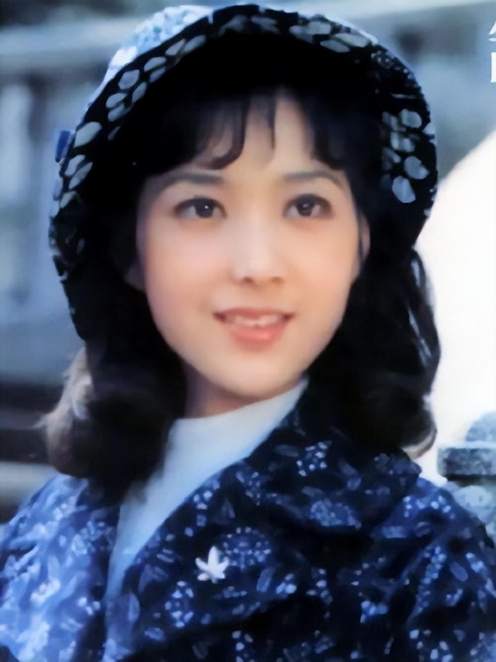 被譽為「80年代第一美人」！資深女星曬全家福「70歲的她」跟女兒一樣貌美　老公帥氣儒雅有氣質