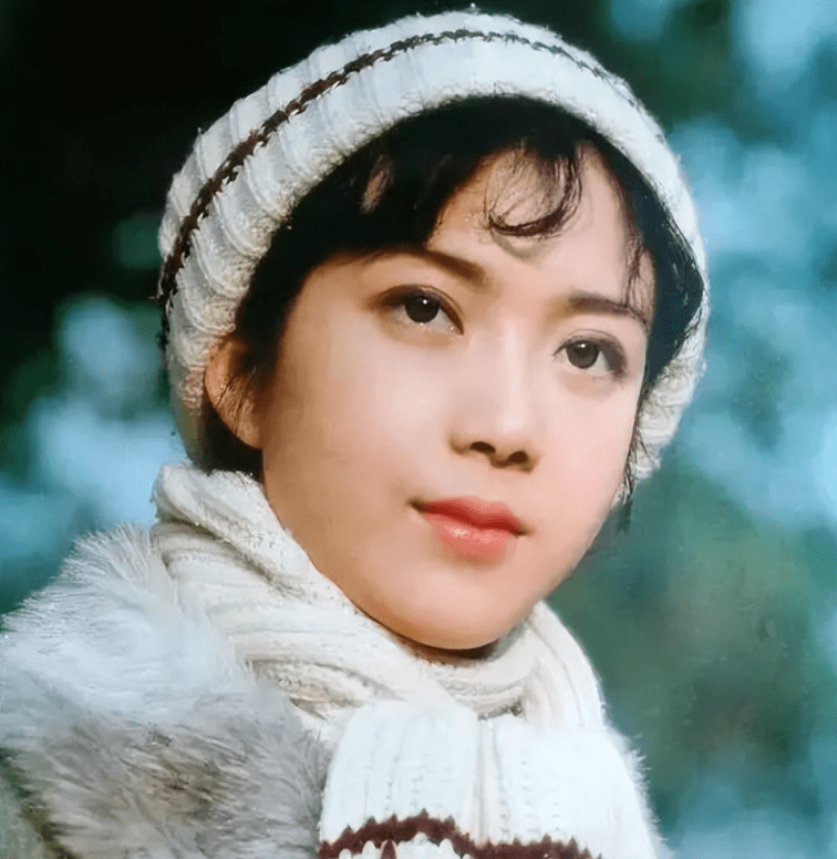 被譽為「80年代第一美人」！資深女星曬全家福「70歲的她」跟女兒一樣貌美　老公帥氣儒雅有氣質