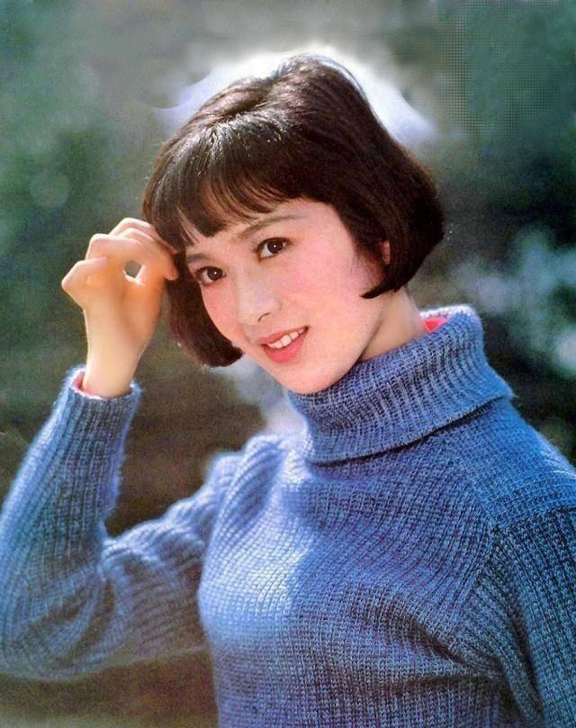 被譽為「80年代第一美人」！資深女星曬全家福「70歲的她」跟女兒一樣貌美　老公帥氣儒雅有氣質