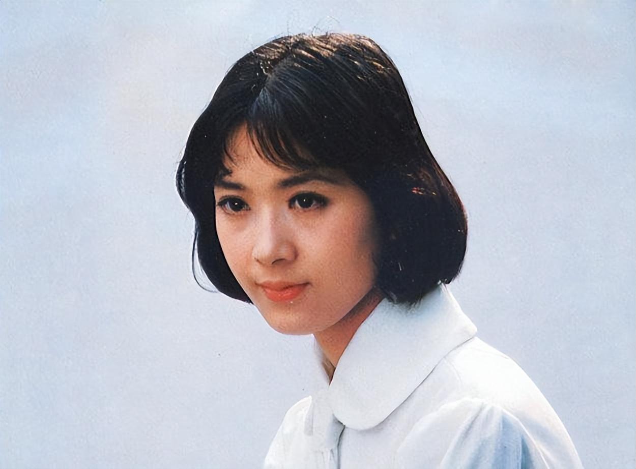 被譽為「80年代第一美人」！資深女星曬全家福「70歲的她」跟女兒一樣貌美　老公帥氣儒雅有氣質