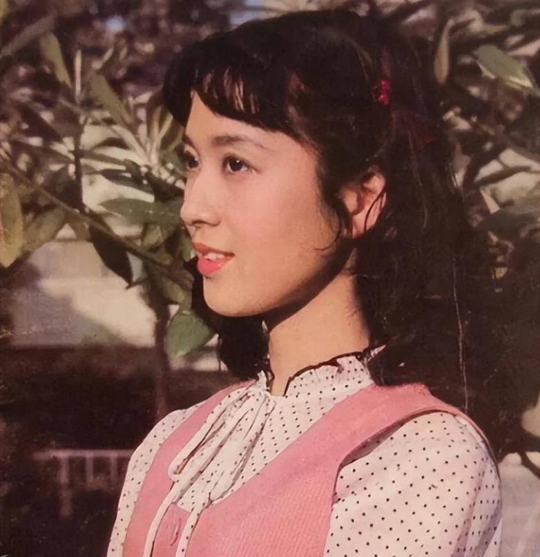 被譽為「80年代第一美人」！資深女星曬全家福「70歲的她」跟女兒一樣貌美　老公帥氣儒雅有氣質