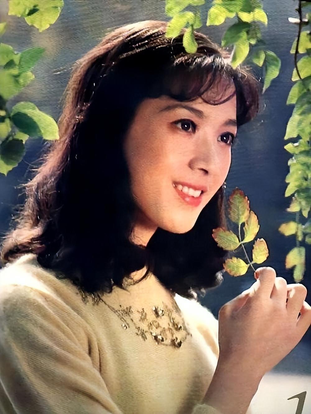 被譽為「80年代第一美人」！資深女星曬全家福「70歲的她」跟女兒一樣貌美　老公帥氣儒雅有氣質