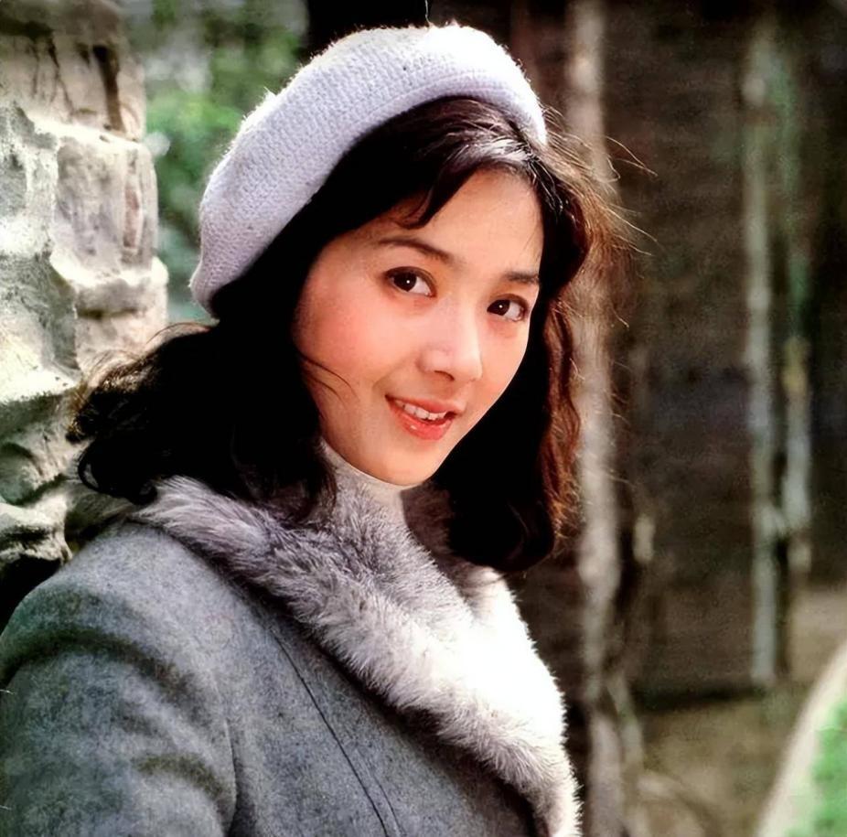被譽為「80年代第一美人」！資深女星曬全家福「70歲的她」跟女兒一樣貌美　老公帥氣儒雅有氣質