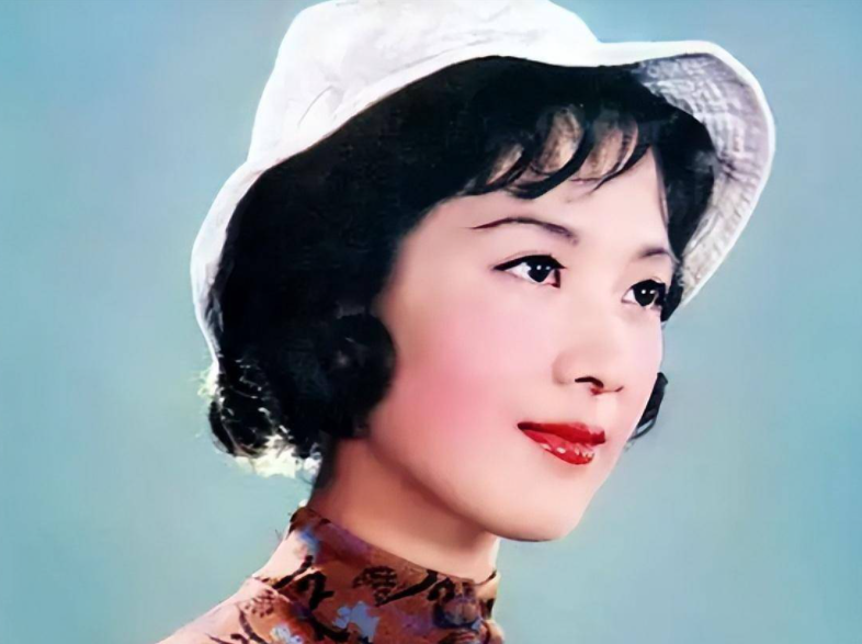 被譽為「80年代第一美人」！資深女星曬全家福「70歲的她」跟女兒一樣貌美　老公帥氣儒雅有氣質