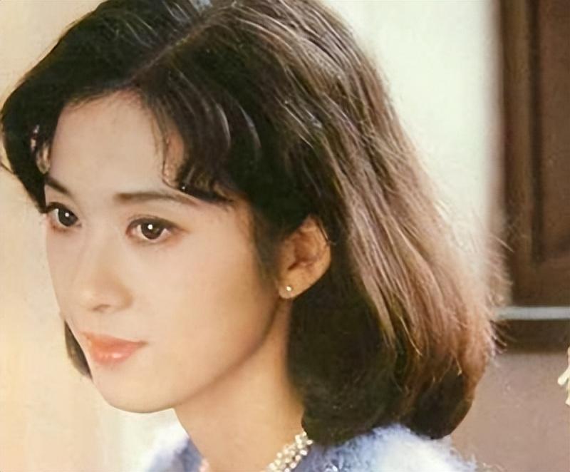 被譽為「80年代第一美人」！資深女星曬全家福「70歲的她」跟女兒一樣貌美　老公帥氣儒雅有氣質