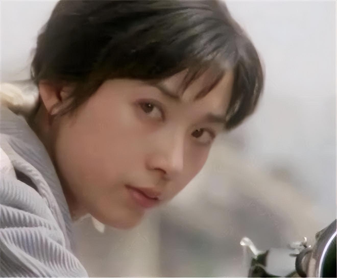 被譽為「80年代第一美人」！資深女星曬全家福「70歲的她」跟女兒一樣貌美　老公帥氣儒雅有氣質