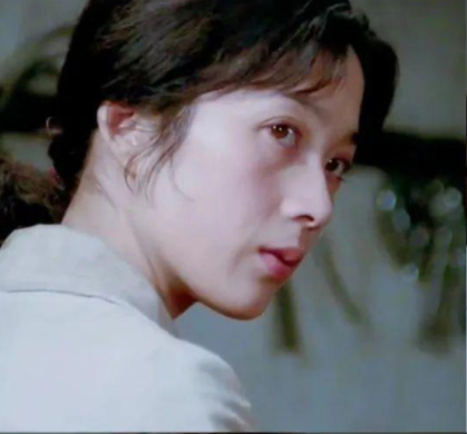 被譽為「80年代第一美人」！資深女星曬全家福「70歲的她」跟女兒一樣貌美　老公帥氣儒雅有氣質