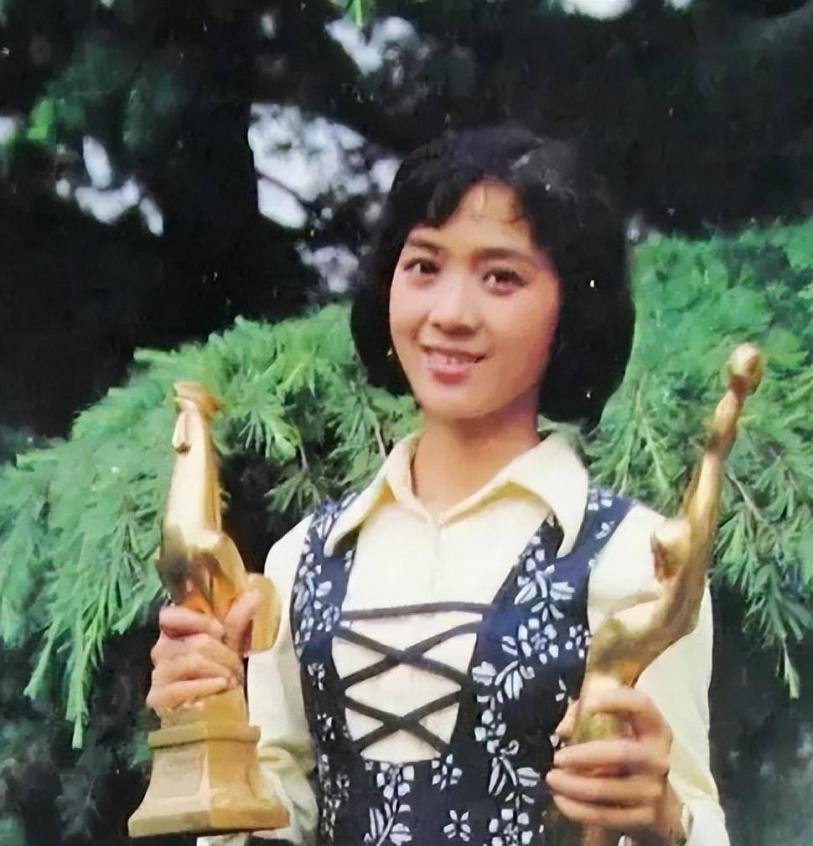 被譽為「80年代第一美人」！資深女星曬全家福「70歲的她」跟女兒一樣貌美　老公帥氣儒雅有氣質