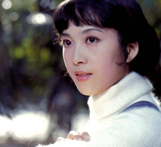 被譽為「80年代第一美人」！資深女星曬全家福「70歲的她」跟女兒一樣貌美　老公帥氣儒雅有氣質