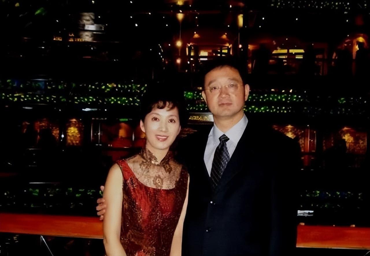 被譽為「80年代第一美人」！資深女星曬全家福「70歲的她」跟女兒一樣貌美　老公帥氣儒雅有氣質