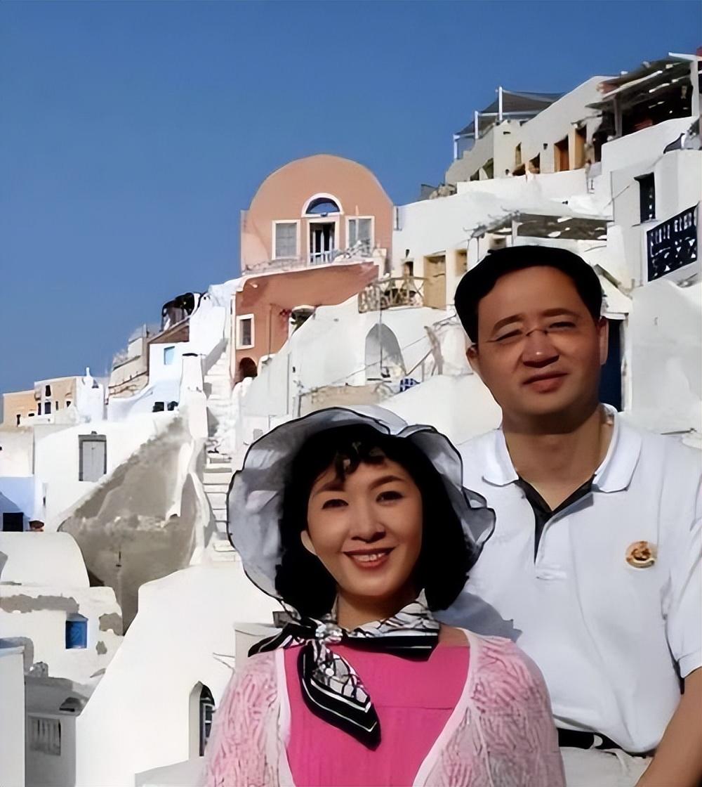 被譽為「80年代第一美人」！資深女星曬全家福「70歲的她」跟女兒一樣貌美　老公帥氣儒雅有氣質