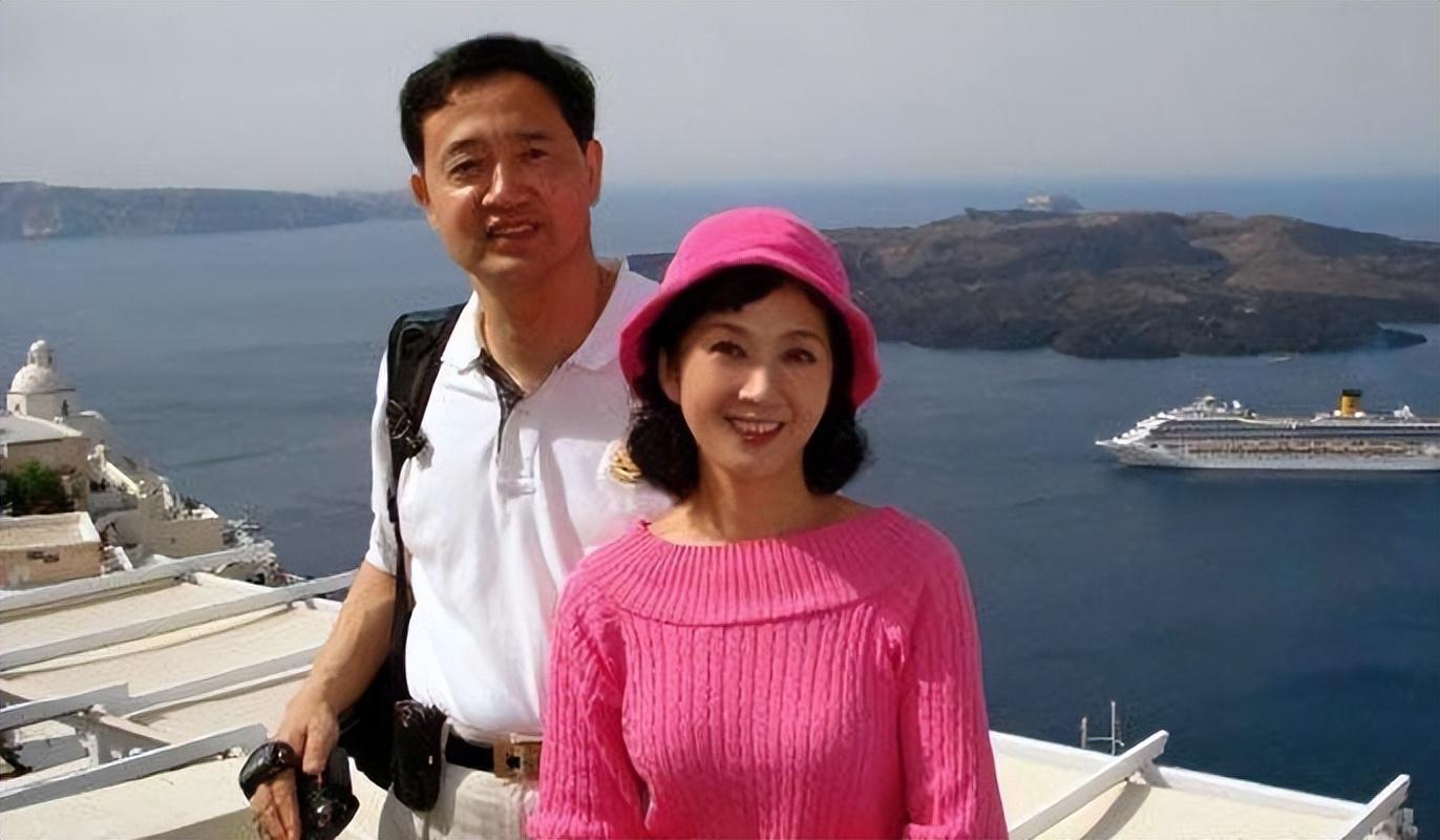 被譽為「80年代第一美人」！資深女星曬全家福「70歲的她」跟女兒一樣貌美　老公帥氣儒雅有氣質