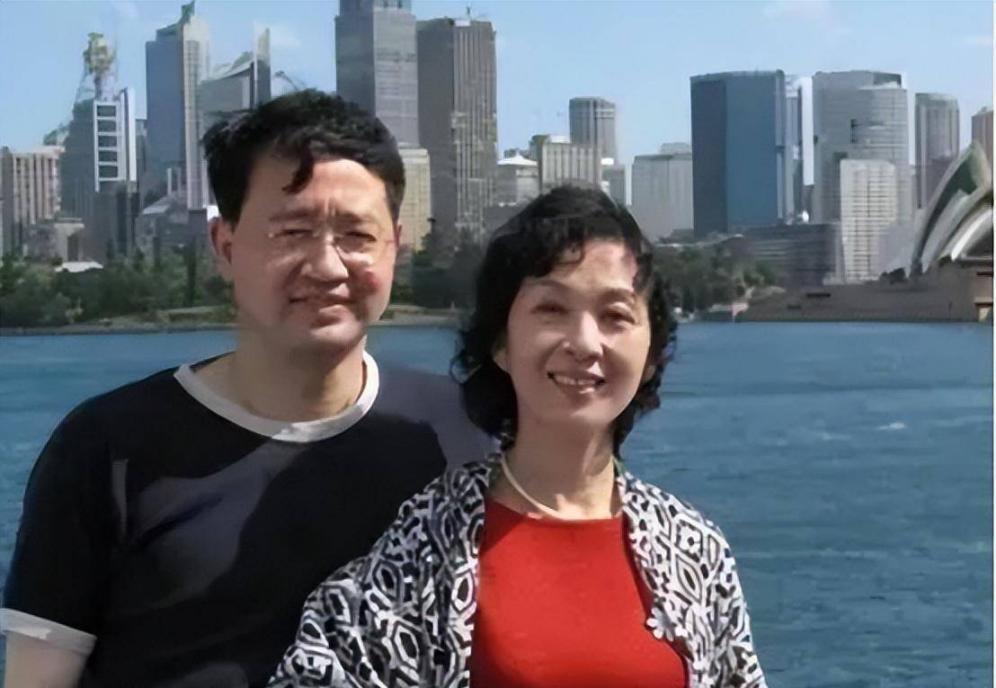 被譽為「80年代第一美人」！資深女星曬全家福「70歲的她」跟女兒一樣貌美　老公帥氣儒雅有氣質