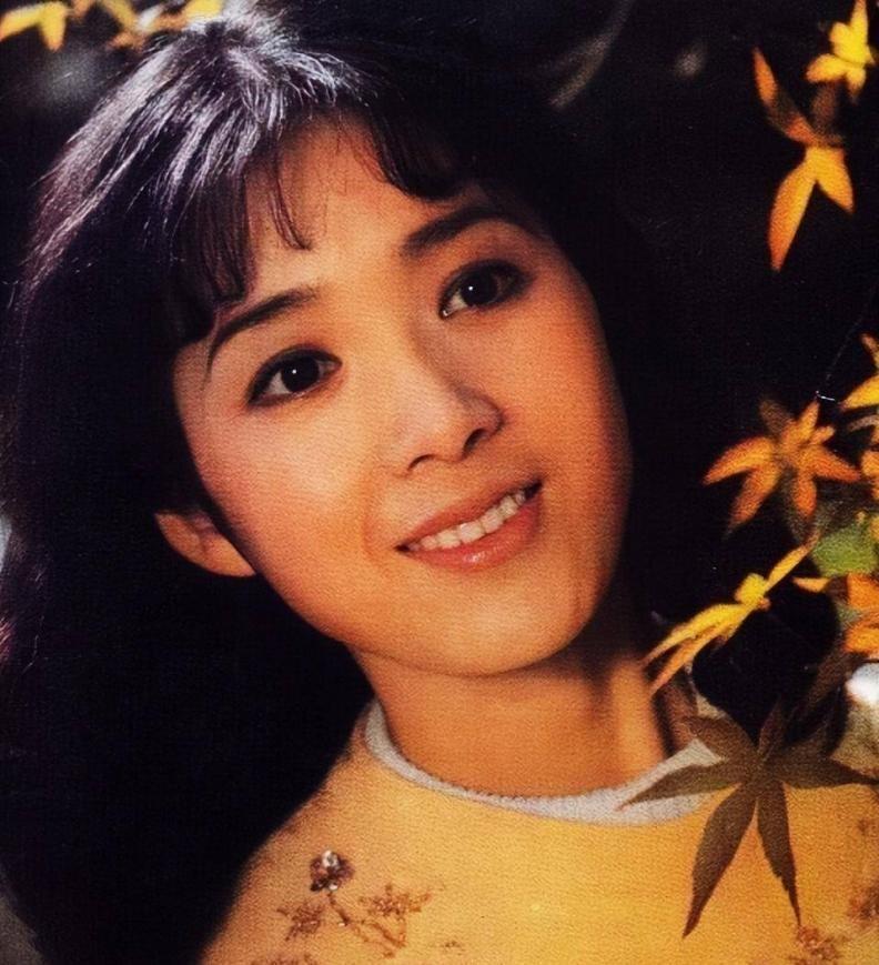 被譽為「80年代第一美人」！資深女星曬全家福「70歲的她」跟女兒一樣貌美　老公帥氣儒雅有氣質