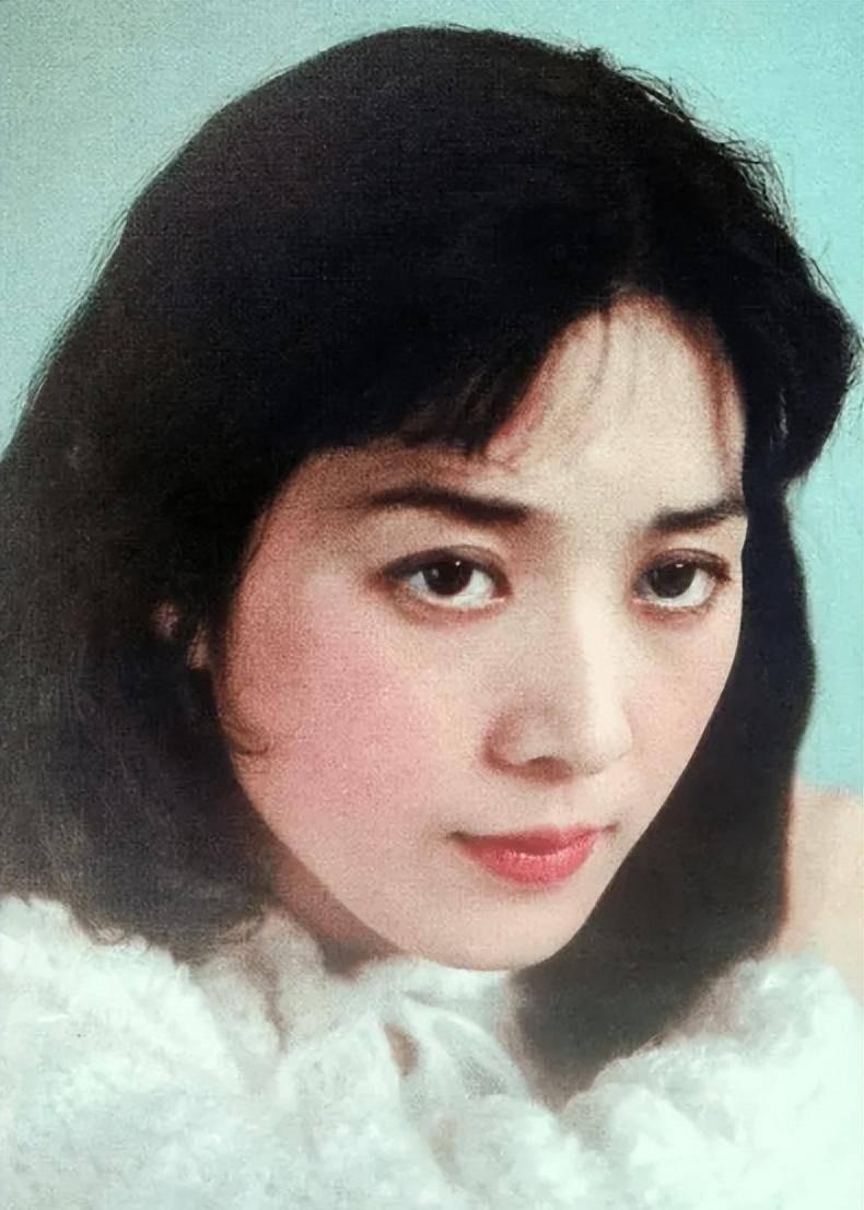 被譽為「80年代第一美人」！資深女星曬全家福「70歲的她」跟女兒一樣貌美　老公帥氣儒雅有氣質