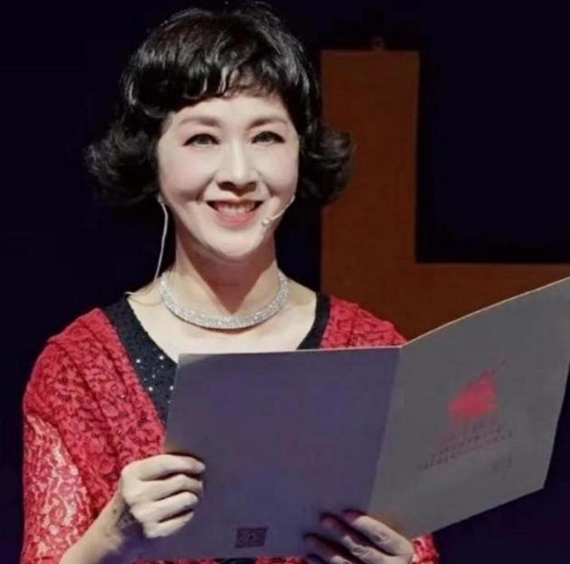 被譽為「80年代第一美人」！資深女星曬全家福「70歲的她」跟女兒一樣貌美　老公帥氣儒雅有氣質