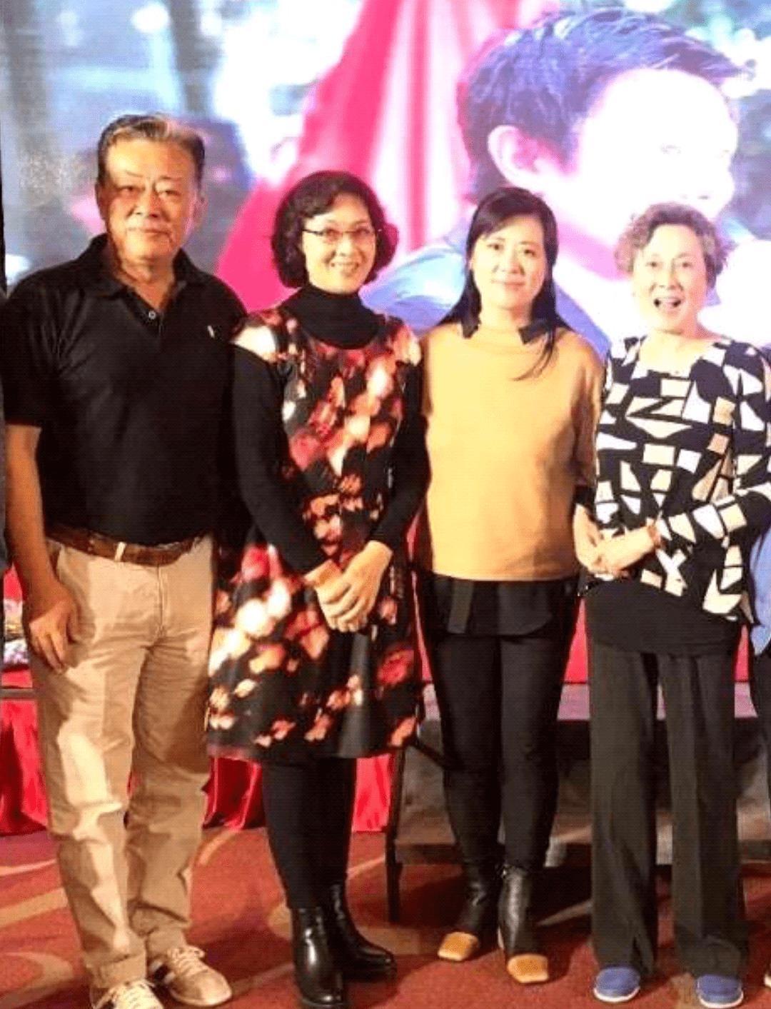 被譽為「80年代第一美人」！資深女星曬全家福「70歲的她」跟女兒一樣貌美　老公帥氣儒雅有氣質