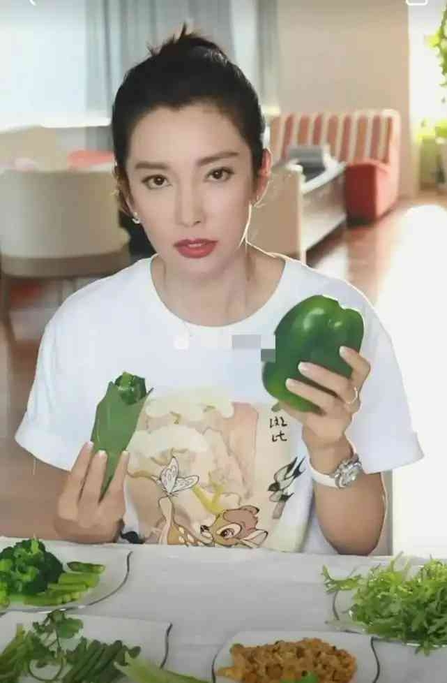 驚傳病情加重！50歲資深女星「月花50萬請保姆」　遭爆「生活不能自理」依舊敬業：一提睡就恐懼