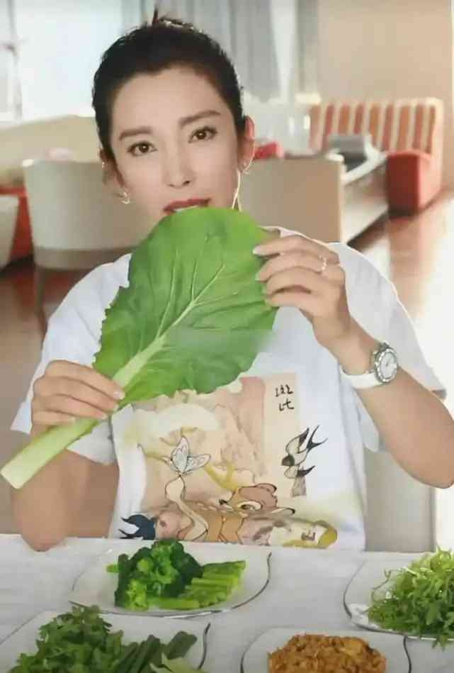 驚傳病情加重！50歲資深女星「月花50萬請保姆」　遭爆「生活不能自理」依舊敬業：一提睡就恐懼