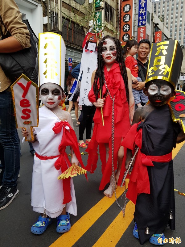 萬聖節扮兔女郎!她控訴遭「羅姓藝人性騷」拍照搭訕 「火大公開照片」不忍了:偷襲我還嗆聲