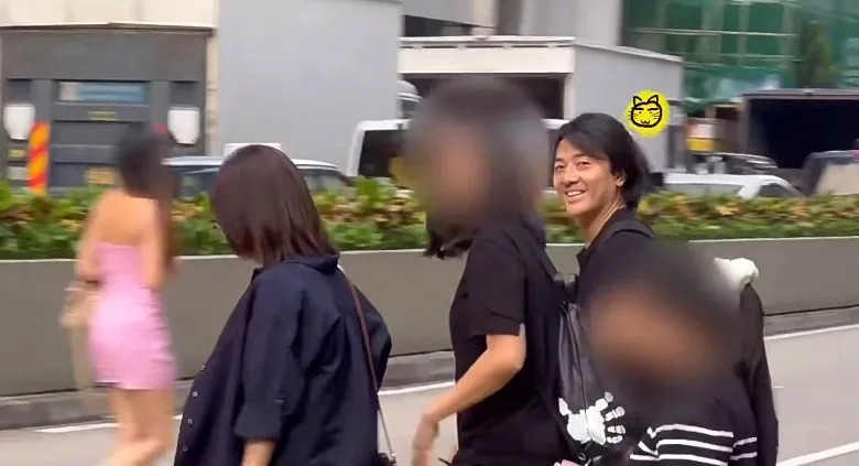 巧遇56歲天王！他在咖啡廳「拍下素顏原圖」身形變圓潤　網友一看愣住：憔悴不少