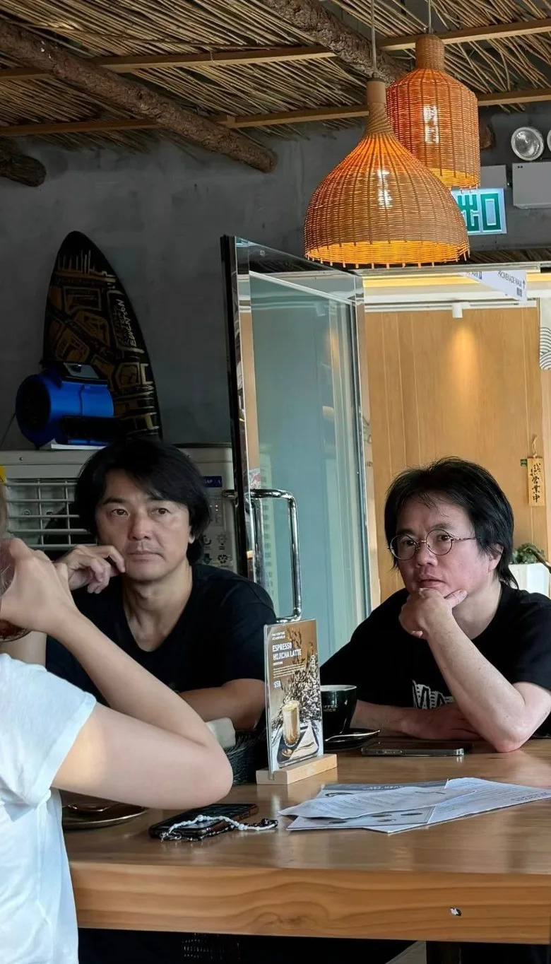 巧遇56歲天王！他在咖啡廳「拍下素顏原圖」身形變圓潤　網友一看愣住：憔悴不少