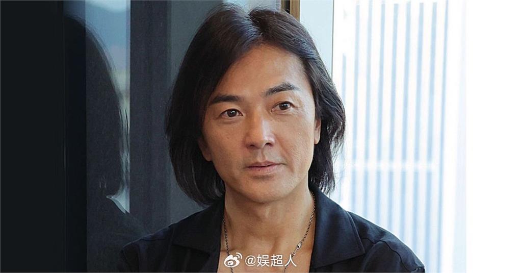 巧遇56歲天王！他在咖啡廳「拍下素顏原圖」身形變圓潤　網友一看愣住：憔悴不少