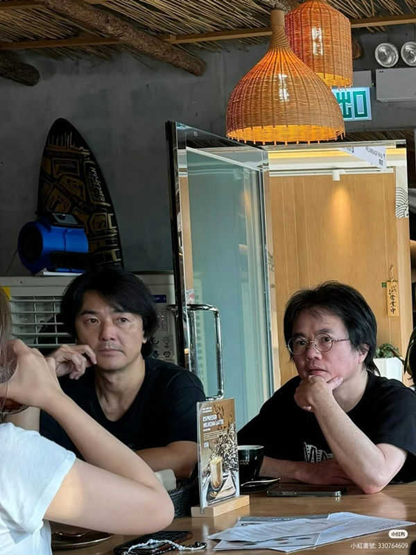 巧遇56歲天王！他在咖啡廳「拍下素顏原圖」身形變圓潤　網友一看愣住：憔悴不少