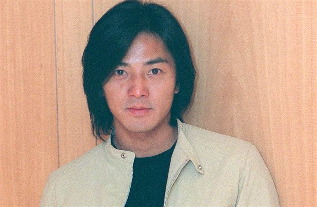 巧遇56歲天王！他在咖啡廳「拍下素顏原圖」身形變圓潤　網友一看愣住：憔悴不少