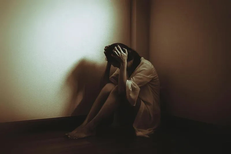 獨自養7歲兒！單親媽月賺24K「扣掉開銷剩6千」　「沒專長也沒高中畢業」擔憂：40歲怎麼辦