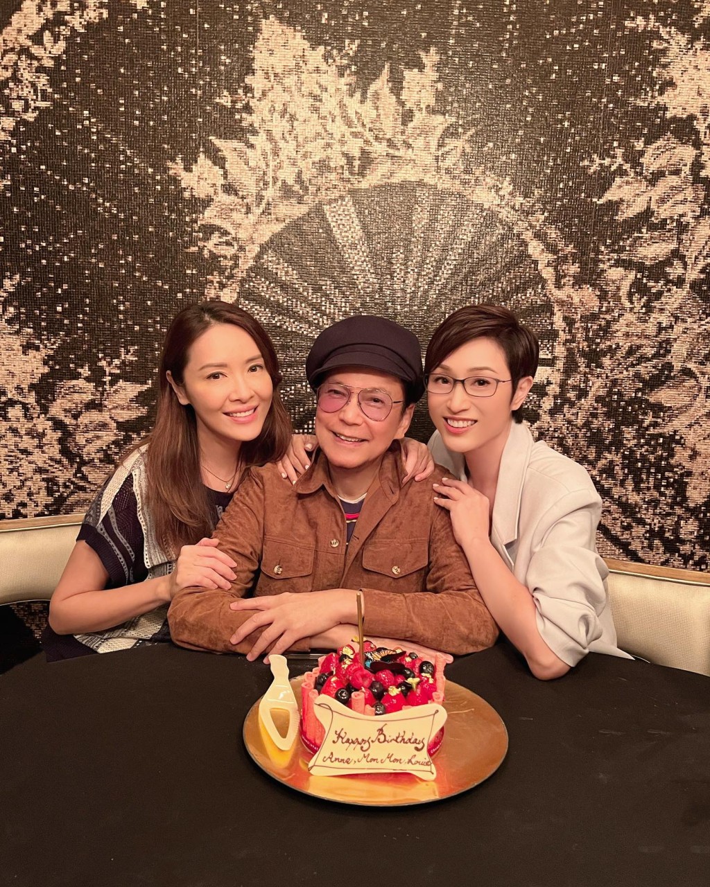 57歲仍小姑獨處！資深女星慶生「圈內大咖全來了」人脈超狂　「凍齡美貌驚艷全網」根本吃了防腐劑