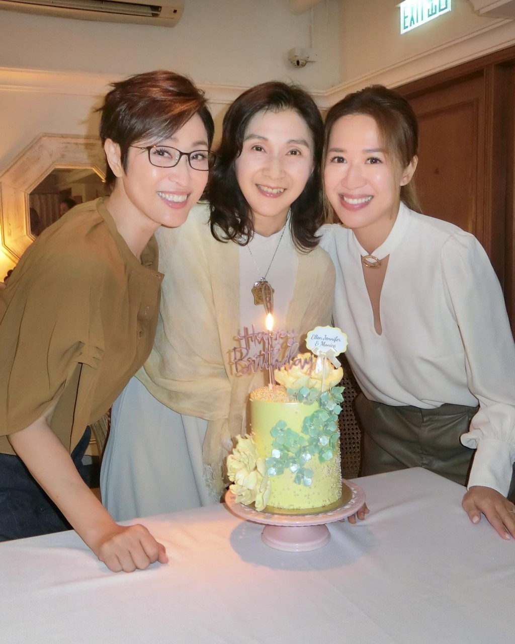 57歲仍小姑獨處！資深女星慶生「圈內大咖全來了」人脈超狂　「凍齡美貌驚艷全網」根本吃了防腐劑