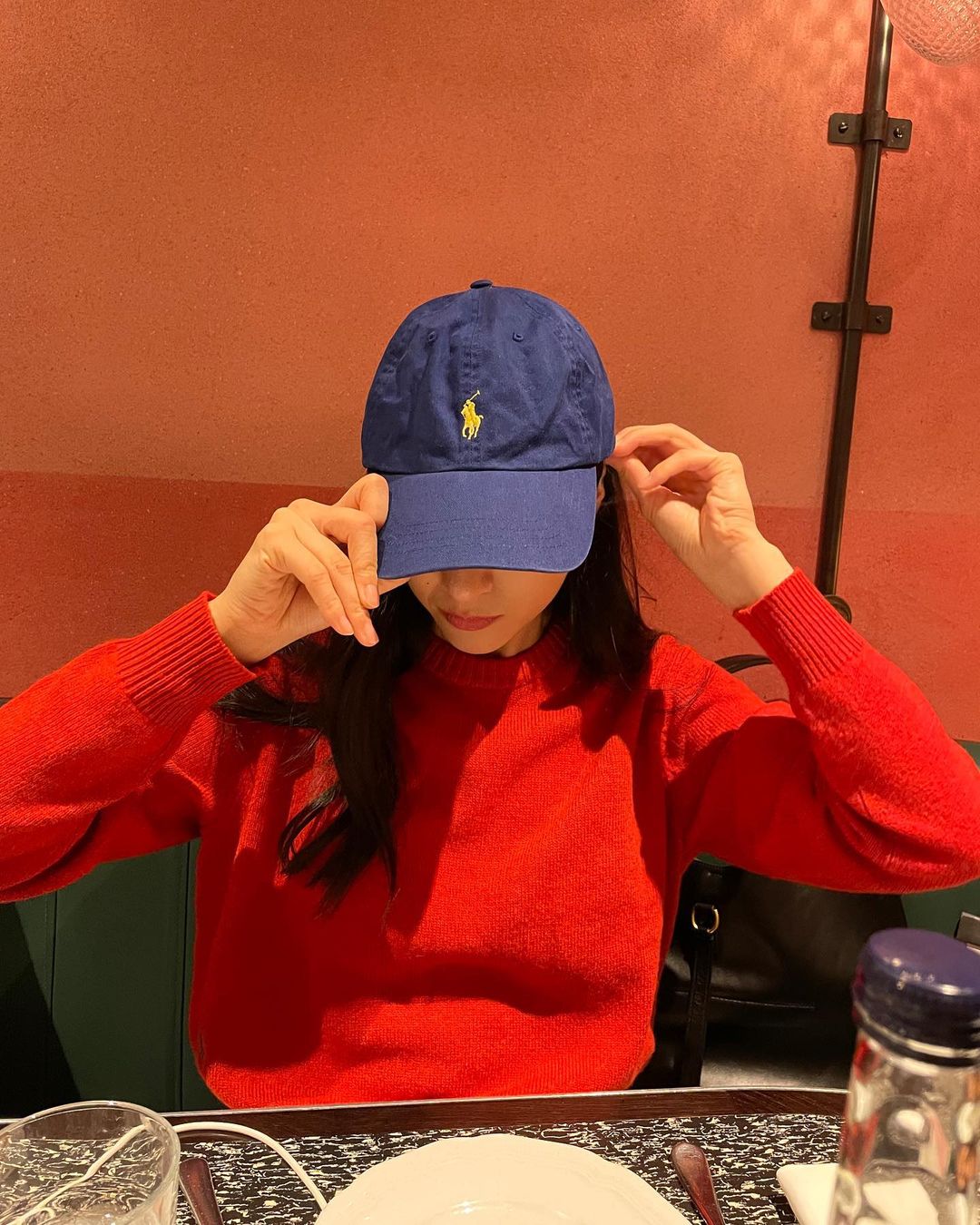 火鍋店驚喜巧遇！粉絲低調遞紙條告白 女神Krystal暖心結帳請客
