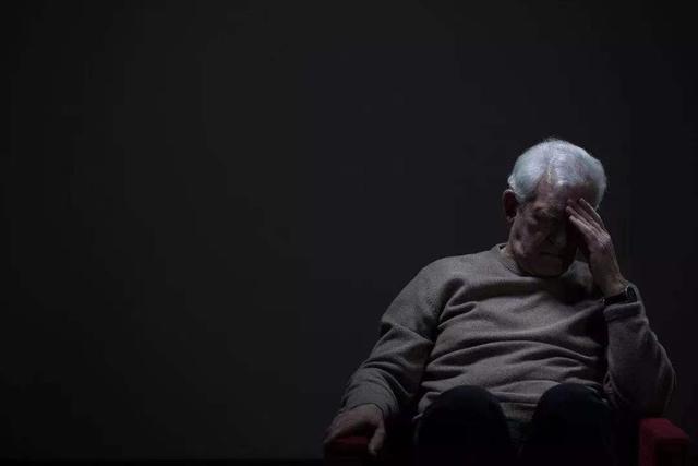 老伴早走我獨居！我70歲摔一跤後「輪流去住3子女家養老」　一年後我才發現「退休金和存款根本不重要」