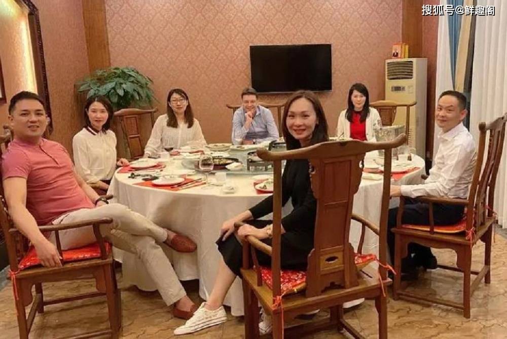聚會對對子娛樂！男子出上聯：一沒車，二沒房，如今還沒丈母娘　女子「對出下聯」全場起鬨：真般配