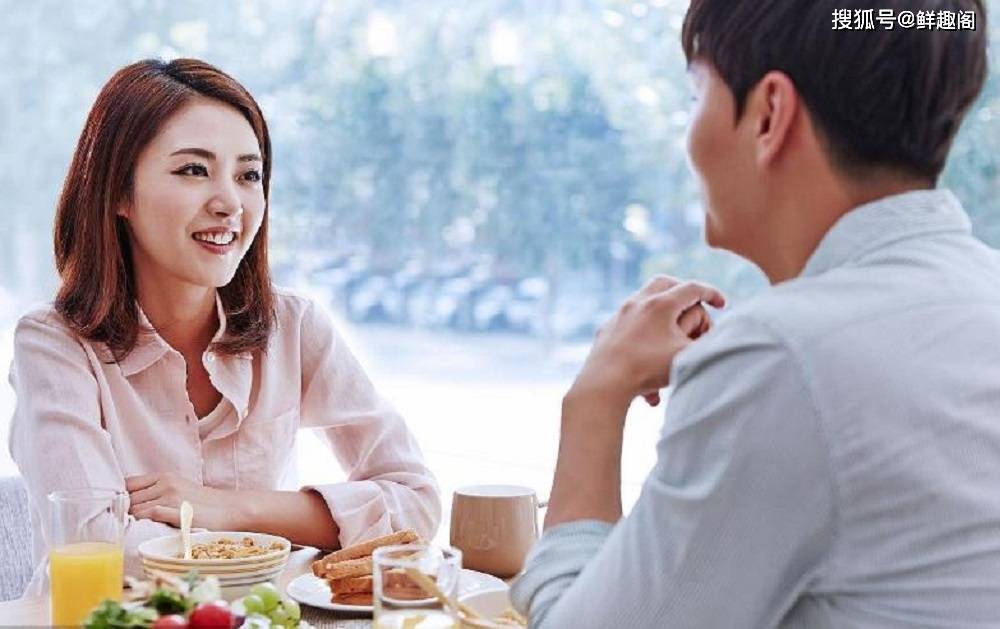 聚會對對子娛樂！男子出上聯：一沒車，二沒房，如今還沒丈母娘　女子「對出下聯」全場起鬨：真般配