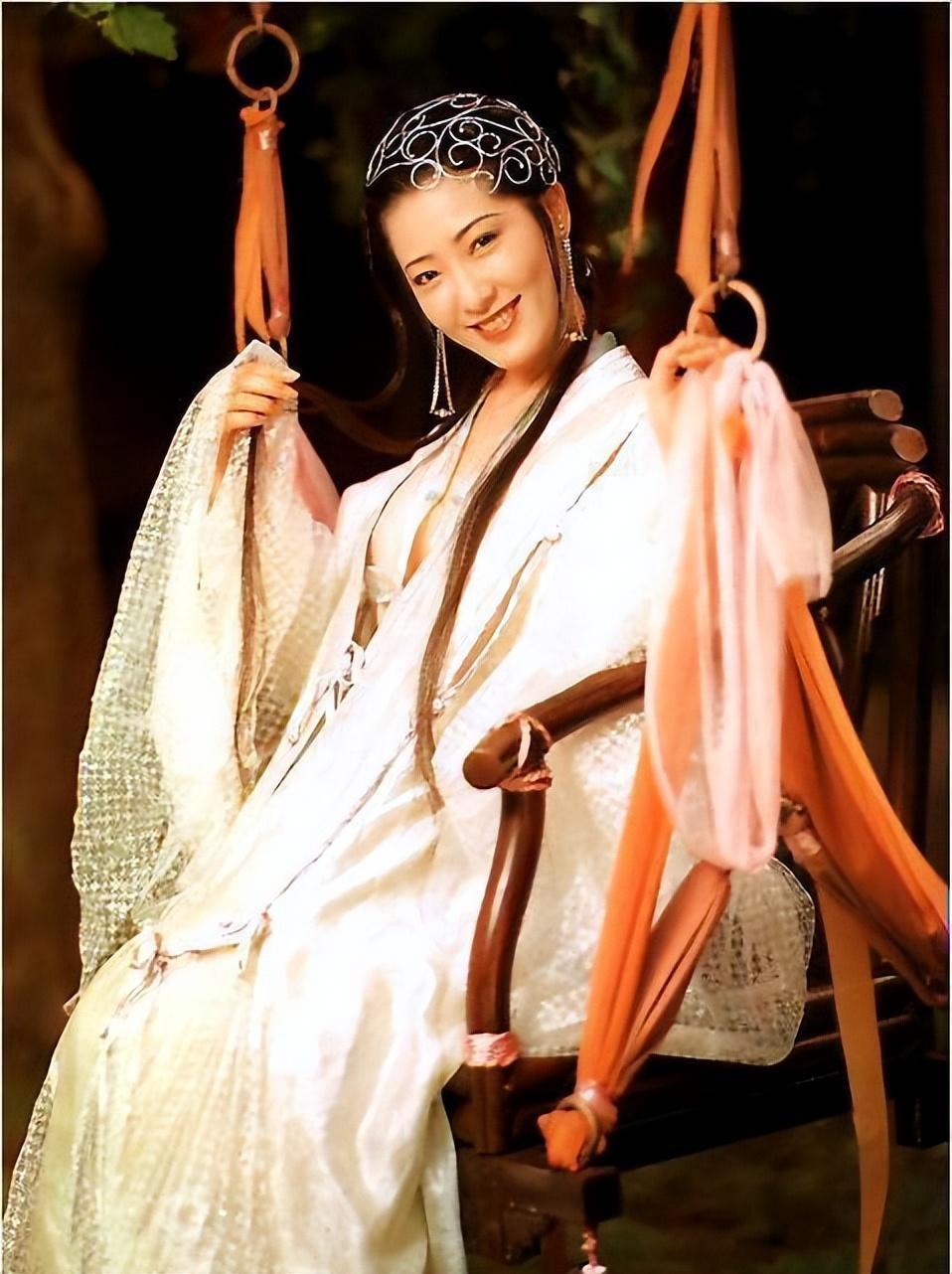被譽為最美「潘金蓮」！她19歲爆紅「28歲住千萬豪宅」　如今「遭直擊賣拉麵」粉絲震驚