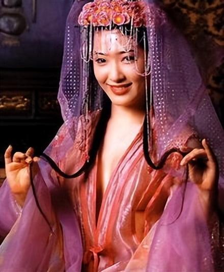 被譽為最美「潘金蓮」！她19歲爆紅「28歲住千萬豪宅」　如今「遭直擊賣拉麵」粉絲震驚