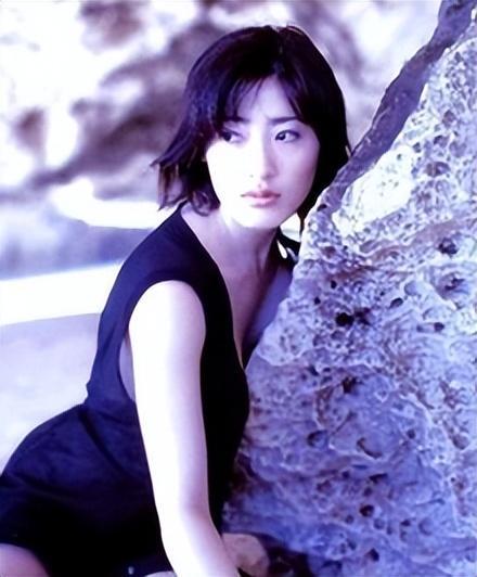 被譽為最美「潘金蓮」！她19歲爆紅「28歲住千萬豪宅」　如今「遭直擊賣拉麵」粉絲震驚