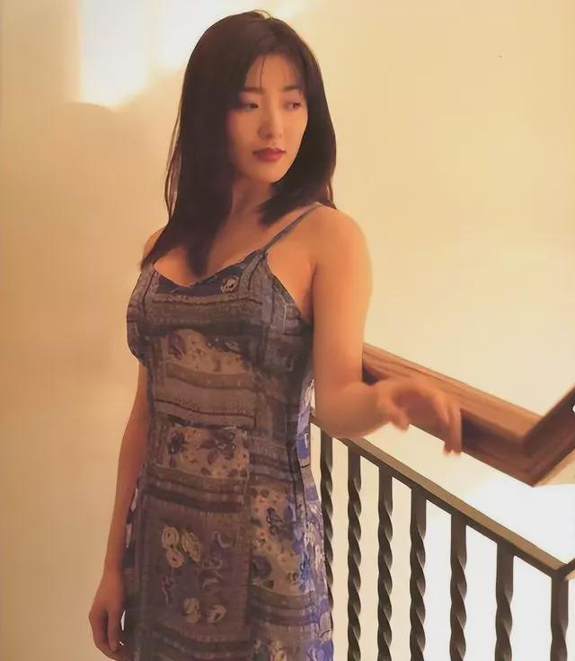 被譽為最美「潘金蓮」！她19歲爆紅「28歲住千萬豪宅」　如今「遭直擊賣拉麵」粉絲震驚