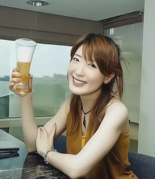 被譽為最美「潘金蓮」！她19歲爆紅「28歲住千萬豪宅」　如今「遭直擊賣拉麵」粉絲震驚