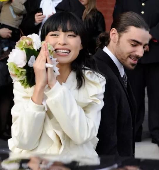 客家妹當櫃姐「意外邂逅王子」一躍成王妃！ 結婚13年返鄉「毫無架子懂感恩」被讚翻