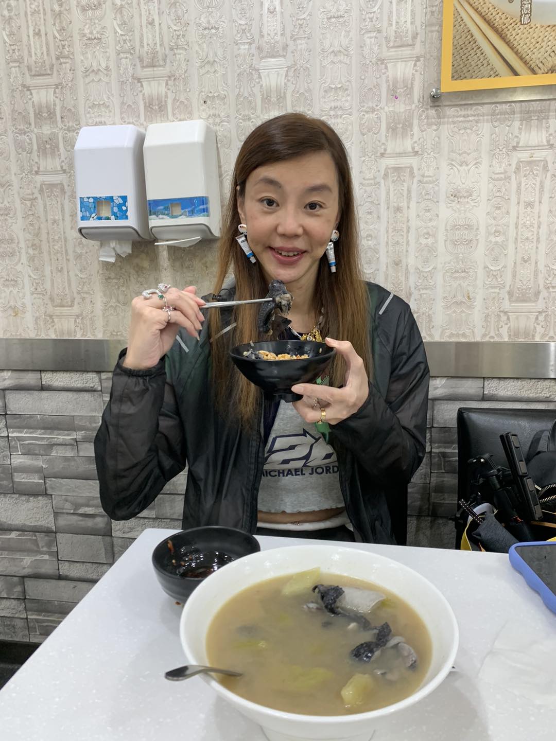 合理嗎？51歲女星「換水龍頭被收1萬6」　她對質師傅怒罵：「把我媽當凱子！」