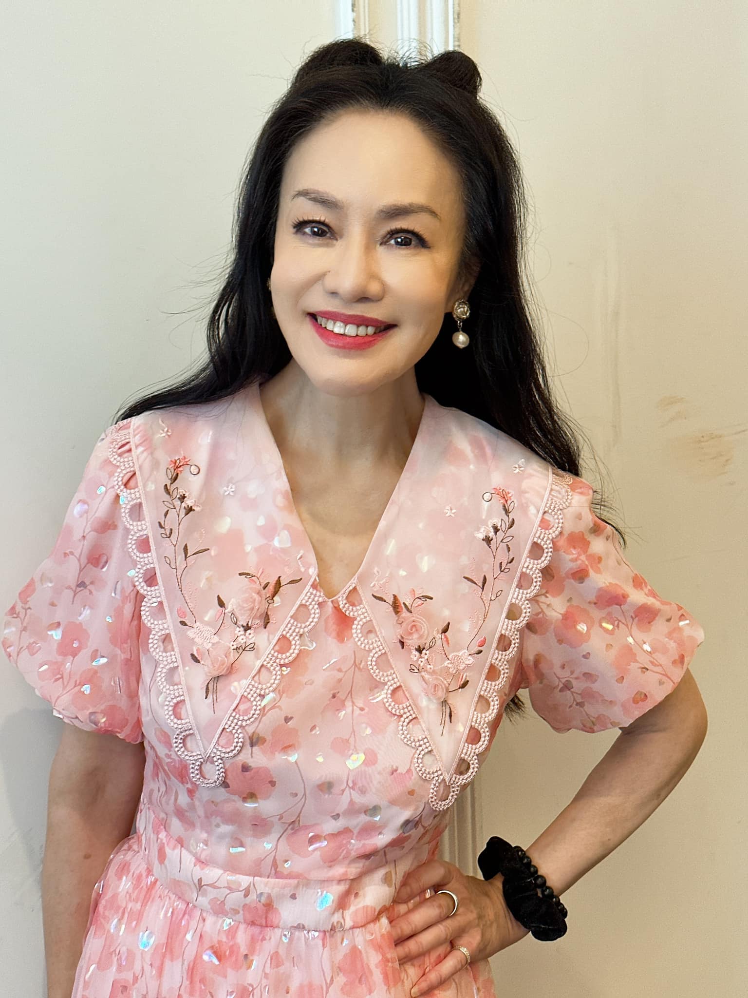 消失螢光幕8年！64歲金佩姍坦言「不缺錢花了」身上行頭5百萬　霸氣包色愛馬仕「破了就送助理」